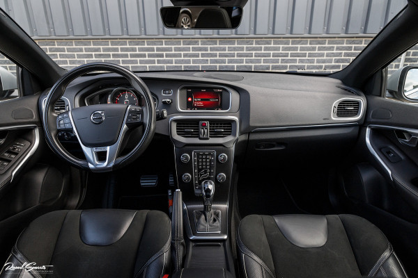 Volvo V40 1.5 T3 Polar+ Sport | R-design | Harman Kardon | Trekhaak.afnb | Keyless | Cruise control |