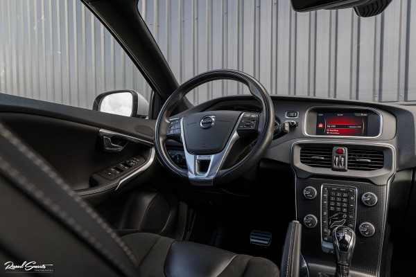Volvo V40 1.5 T3 Polar+ Sport | R-design | Harman Kardon | Trekhaak.afnb | Keyless | Cruise control |