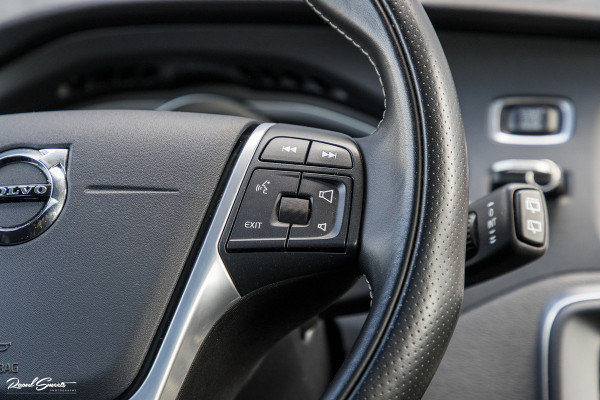 Volvo V40 1.5 T3 Polar+ Sport | R-design | Harman Kardon | Trekhaak.afnb | Keyless | Cruise control |