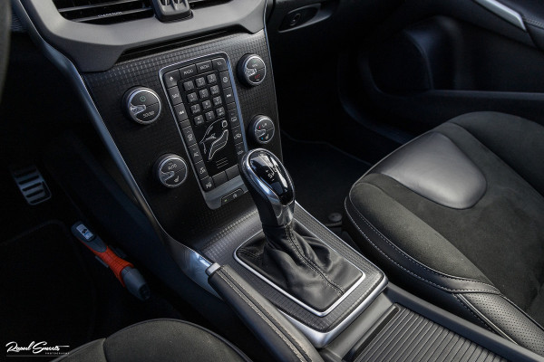 Volvo V40 1.5 T3 Polar+ Sport | R-design | Harman Kardon | Trekhaak.afnb | Keyless | Cruise control |