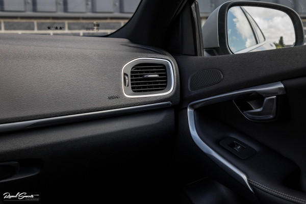 Volvo V40 1.5 T3 Polar+ Sport | R-design | Harman Kardon | Trekhaak.afnb | Keyless | Cruise control |