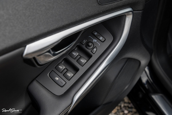 Volvo V40 1.5 T3 Polar+ Sport | R-design | Harman Kardon | Trekhaak.afnb | Keyless | Cruise control |