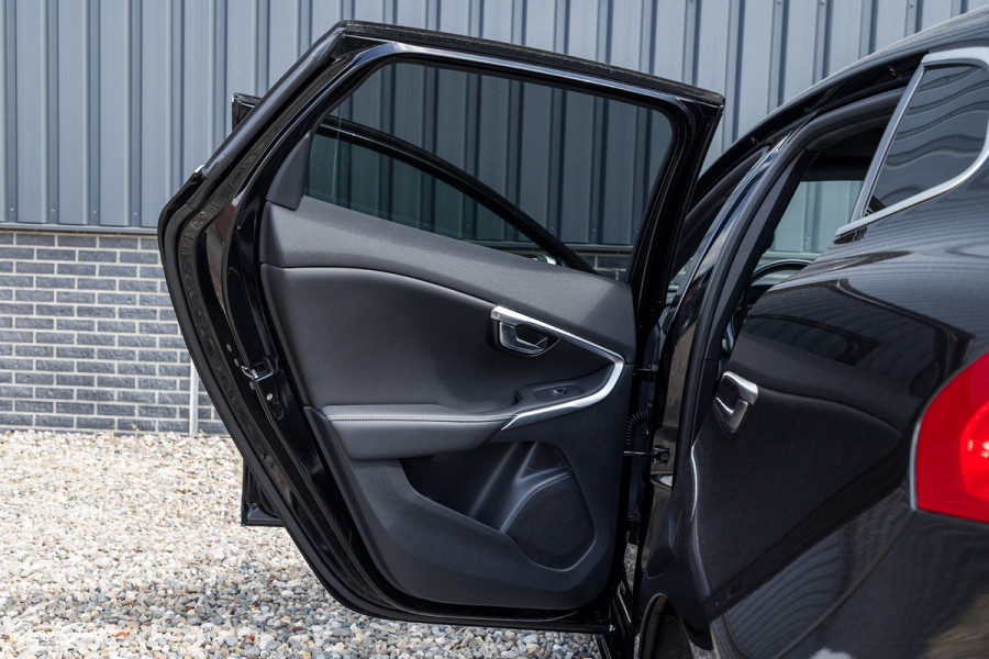 Volvo V40 1.5 T3 Polar+ Sport | R-design | Harman Kardon | Trekhaak.afnb | Keyless | Cruise control |