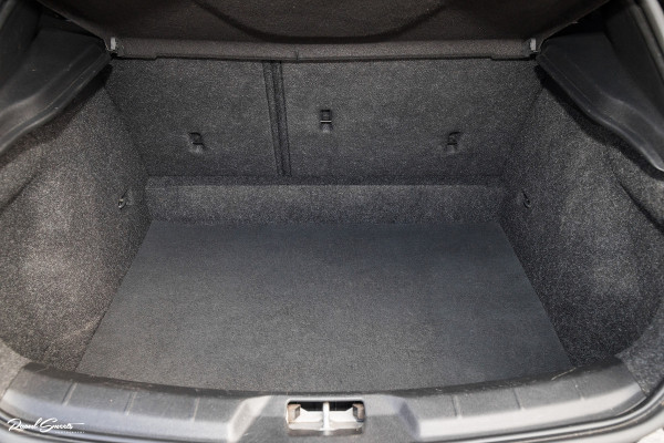 Volvo V40 1.5 T3 Polar+ Sport | R-design | Harman Kardon | Trekhaak.afnb | Keyless | Cruise control |