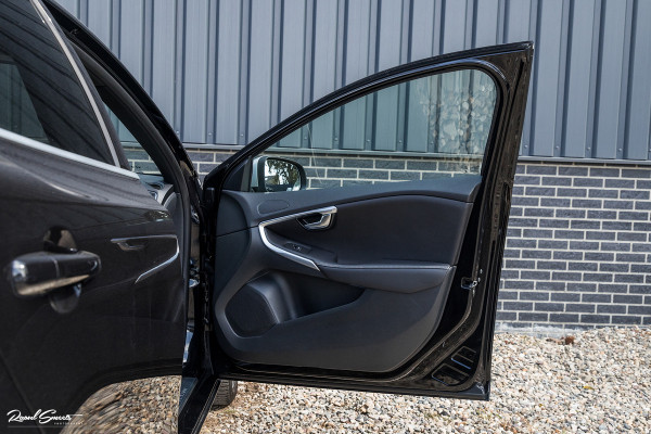 Volvo V40 1.5 T3 Polar+ Sport | R-design | Harman Kardon | Trekhaak.afnb | Keyless | Cruise control |