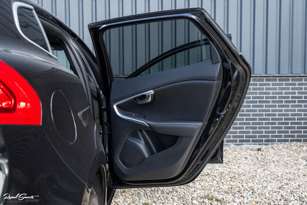 Volvo V40 1.5 T3 Polar+ Sport | R-design | Harman Kardon | Trekhaak.afnb | Keyless | Cruise control |