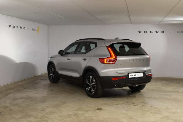 Volvo XC40 B4 211PK Automaat Plus Dark / Navigatie / Harman Kardon / Stuur & Stoelverwarming / LM Velgen / Trekhaak