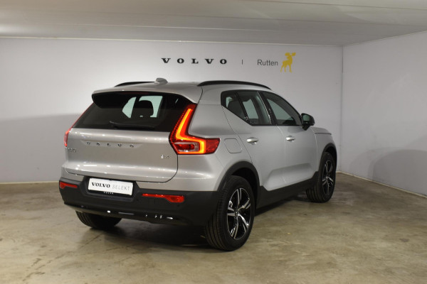 Volvo XC40 B4 211PK Automaat Plus Dark / Navigatie / Harman Kardon / Stuur & Stoelverwarming / LM Velgen / Trekhaak