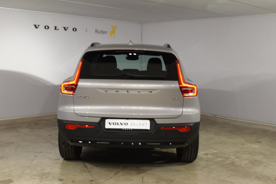 Volvo XC40 B4 211PK Automaat Plus Dark / Navigatie / Harman Kardon / Stuur & Stoelverwarming / LM Velgen / Trekhaak