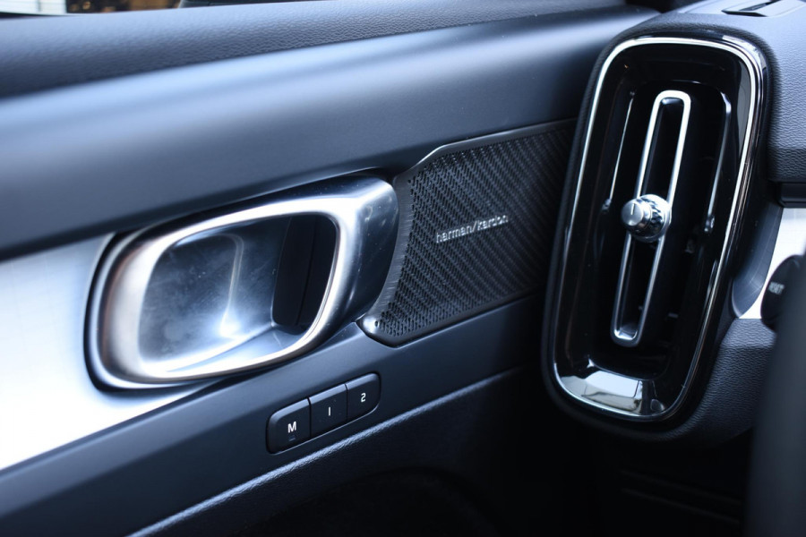 Volvo XC40 B4 211PK Automaat Plus Dark / Navigatie / Harman Kardon / Stuur & Stoelverwarming / LM Velgen / Trekhaak