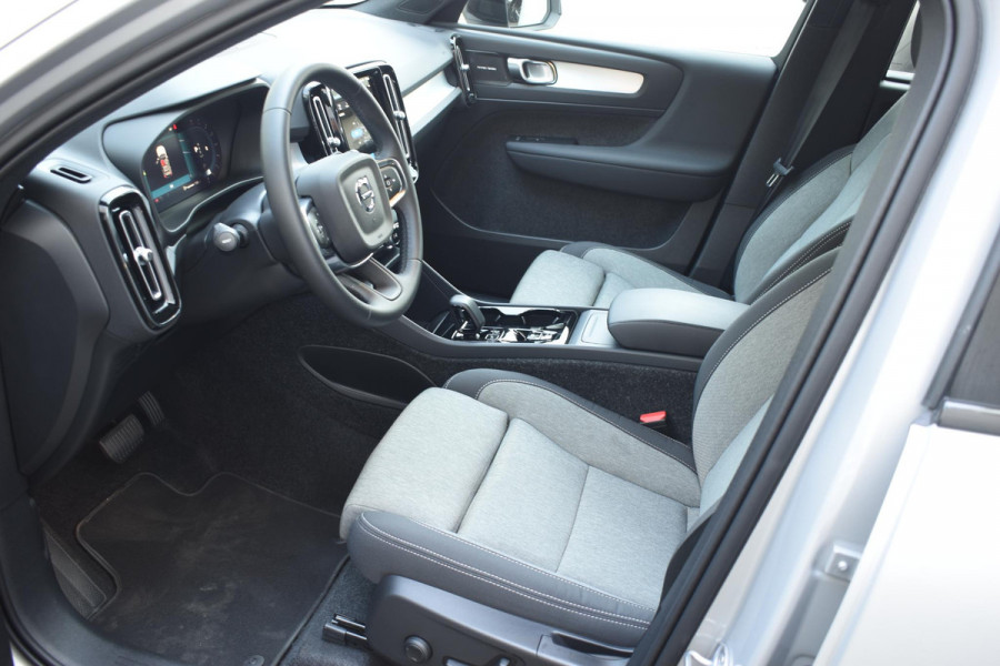Volvo XC40 B4 211PK Automaat Plus Dark / Navigatie / Harman Kardon / Stuur & Stoelverwarming / LM Velgen / Trekhaak