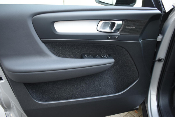 Volvo XC40 B4 211PK Automaat Plus Dark / Navigatie / Harman Kardon / Stuur & Stoelverwarming / LM Velgen / Trekhaak