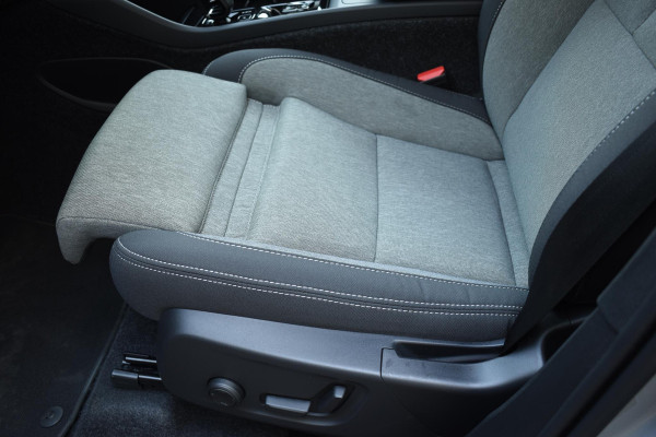Volvo XC40 B4 211PK Automaat Plus Dark / Navigatie / Harman Kardon / Stuur & Stoelverwarming / LM Velgen / Trekhaak