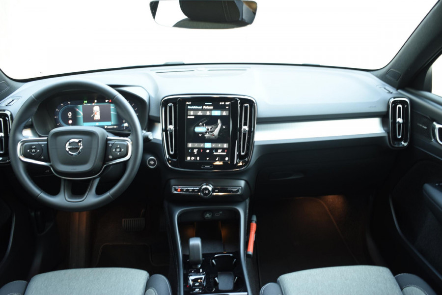Volvo XC40 B4 211PK Automaat Plus Dark / Navigatie / Harman Kardon / Stuur & Stoelverwarming / LM Velgen / Trekhaak