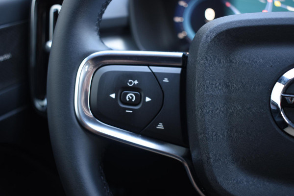 Volvo XC40 B4 211PK Automaat Plus Dark / Navigatie / Harman Kardon / Stuur & Stoelverwarming / LM Velgen / Trekhaak