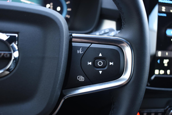 Volvo XC40 B4 211PK Automaat Plus Dark / Navigatie / Harman Kardon / Stuur & Stoelverwarming / LM Velgen / Trekhaak
