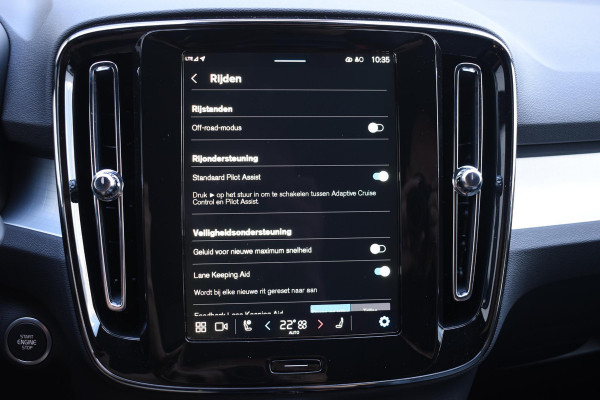 Volvo XC40 B4 211PK Automaat Plus Dark / Navigatie / Harman Kardon / Stuur & Stoelverwarming / LM Velgen / Trekhaak