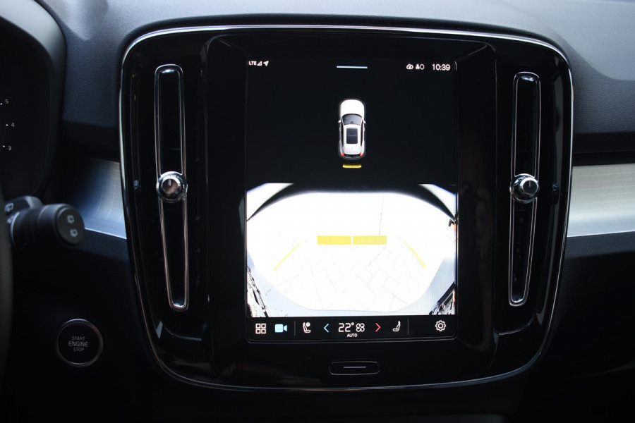 Volvo XC40 B4 211PK Automaat Plus Dark / Navigatie / Harman Kardon / Stuur & Stoelverwarming / LM Velgen / Trekhaak