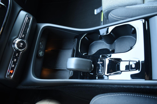 Volvo XC40 B4 211PK Automaat Plus Dark / Navigatie / Harman Kardon / Stuur & Stoelverwarming / LM Velgen / Trekhaak