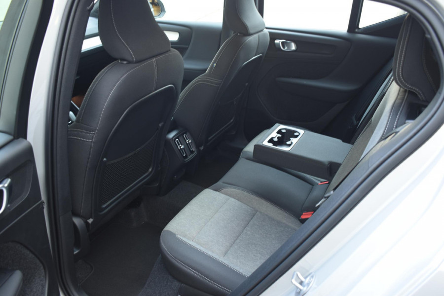 Volvo XC40 B4 211PK Automaat Plus Dark / Navigatie / Harman Kardon / Stuur & Stoelverwarming / LM Velgen / Trekhaak