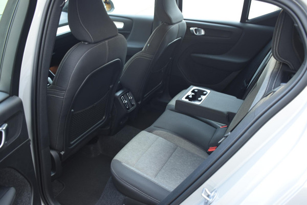 Volvo XC40 B4 211PK Automaat Plus Dark / Navigatie / Harman Kardon / Stuur & Stoelverwarming / LM Velgen / Trekhaak