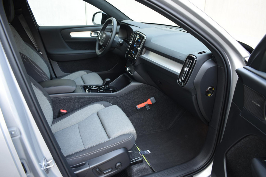 Volvo XC40 B4 211PK Automaat Plus Dark / Navigatie / Harman Kardon / Stuur & Stoelverwarming / LM Velgen / Trekhaak