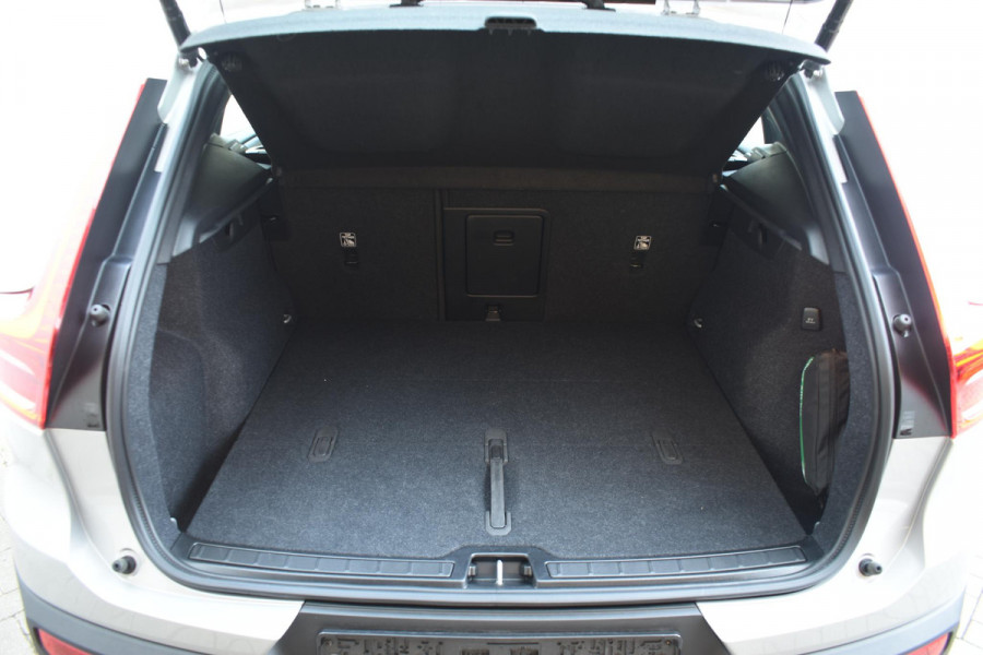 Volvo XC40 B4 211PK Automaat Plus Dark / Navigatie / Harman Kardon / Stuur & Stoelverwarming / LM Velgen / Trekhaak