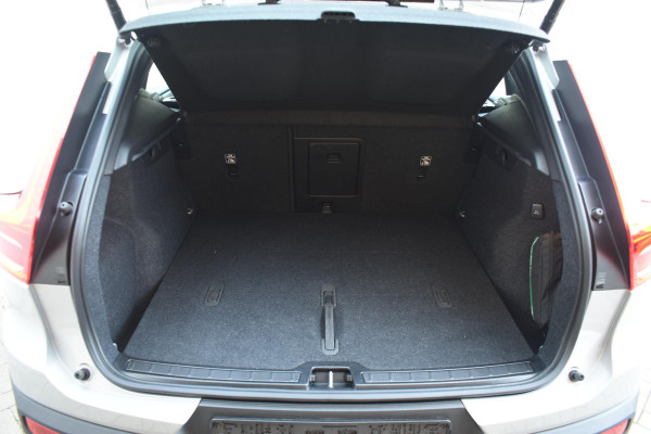 Volvo XC40 B4 211PK Automaat Plus Dark / Navigatie / Harman Kardon / Stuur & Stoelverwarming / LM Velgen / Trekhaak