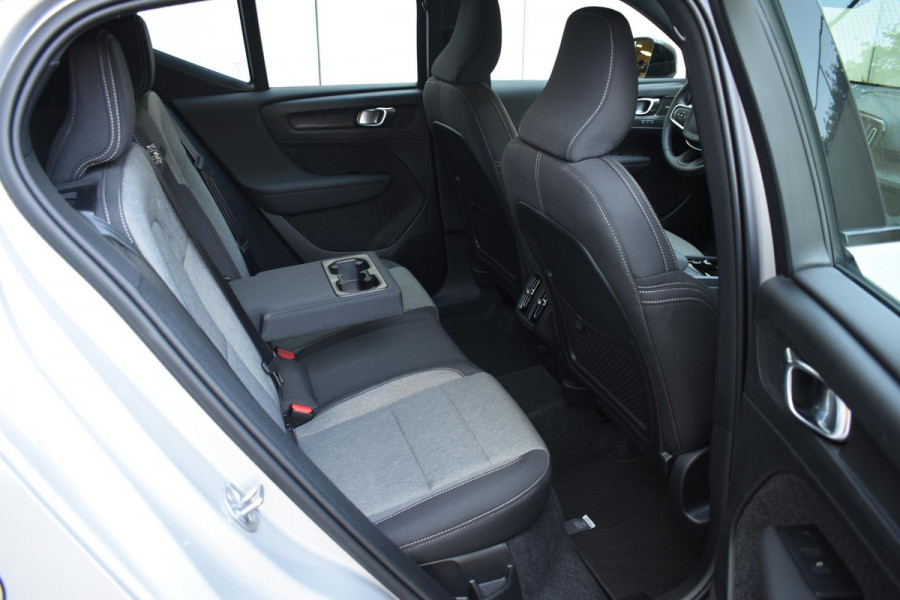 Volvo XC40 B4 211PK Automaat Plus Dark / Navigatie / Harman Kardon / Stuur & Stoelverwarming / LM Velgen / Trekhaak