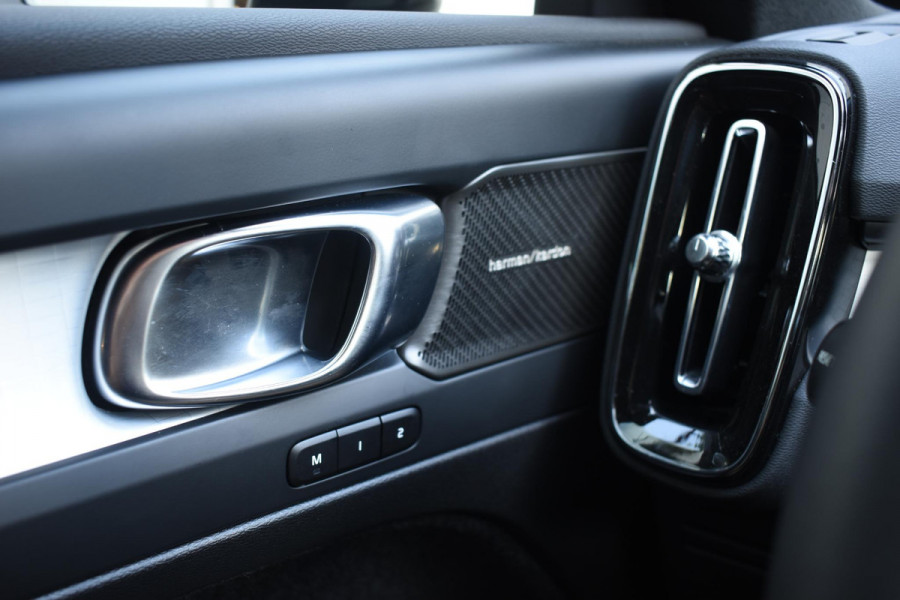Volvo XC40 B4 211PK Automaat Plus Dark / Navigatie / Harman Kardon / Stuur & Stoelverwarming / LM Velgen / Trekhaak