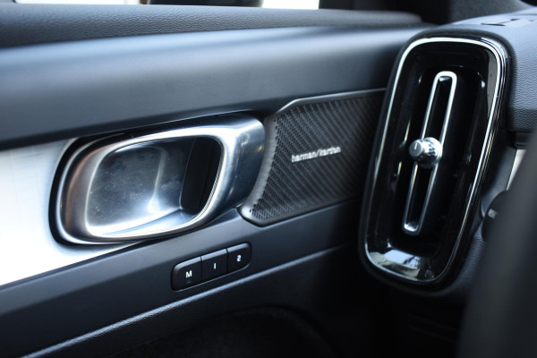 Volvo XC40 B4 211PK Automaat Plus Dark / Navigatie / Harman Kardon / Stuur & Stoelverwarming / LM Velgen / Trekhaak