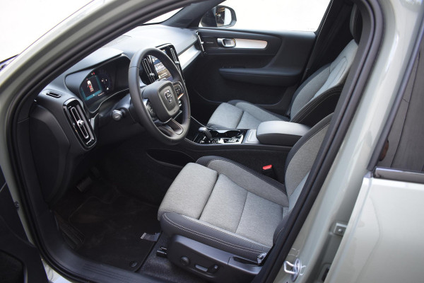 Volvo XC40 B4 211PK Automaat Plus Dark / Navigatie / Harman Kardon / Stuur & Stoelverwarming / LM Velgen / Trekhaak