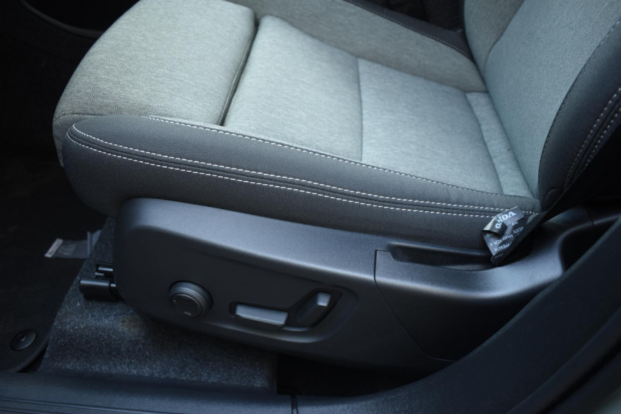Volvo XC40 B4 211PK Automaat Plus Dark / Navigatie / Harman Kardon / Stuur & Stoelverwarming / LM Velgen / Trekhaak