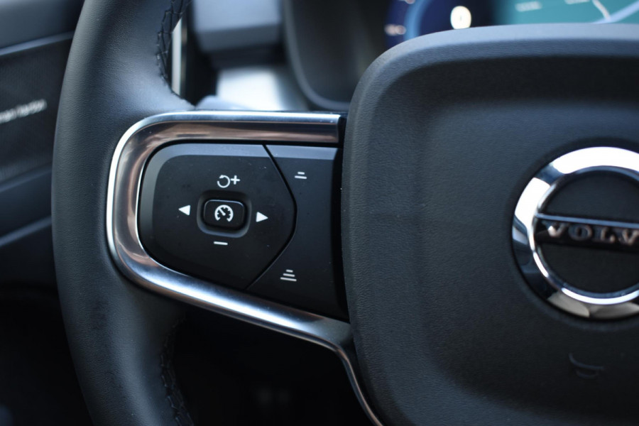 Volvo XC40 B4 211PK Automaat Plus Dark / Navigatie / Harman Kardon / Stuur & Stoelverwarming / LM Velgen / Trekhaak
