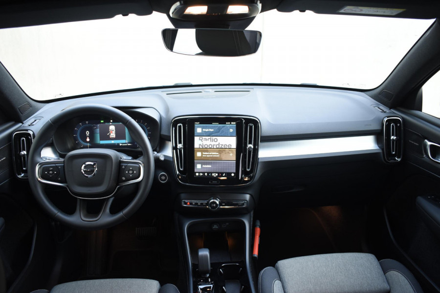 Volvo XC40 B4 211PK Automaat Plus Dark / Navigatie / Harman Kardon / Stuur & Stoelverwarming / LM Velgen / Trekhaak