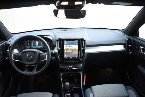 Volvo XC40 B4 211PK Automaat Plus Dark / Navigatie / Harman Kardon / Stuur & Stoelverwarming / LM Velgen / Trekhaak