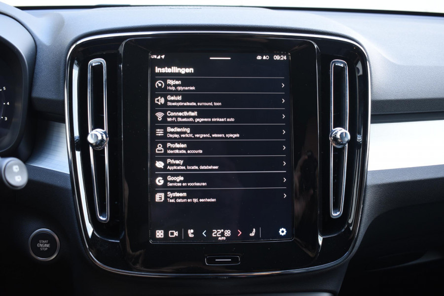 Volvo XC40 B4 211PK Automaat Plus Dark / Navigatie / Harman Kardon / Stuur & Stoelverwarming / LM Velgen / Trekhaak