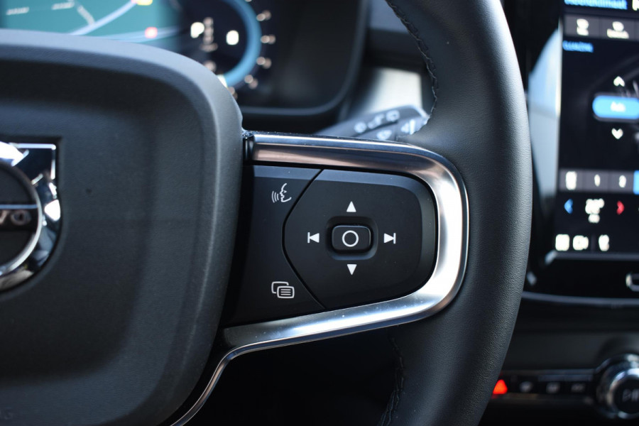Volvo XC40 B4 211PK Automaat Plus Dark / Navigatie / Harman Kardon / Stuur & Stoelverwarming / LM Velgen / Trekhaak
