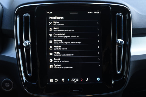 Volvo XC40 B4 211PK Automaat Plus Dark / Navigatie / Harman Kardon / Stuur & Stoelverwarming / LM Velgen / Trekhaak