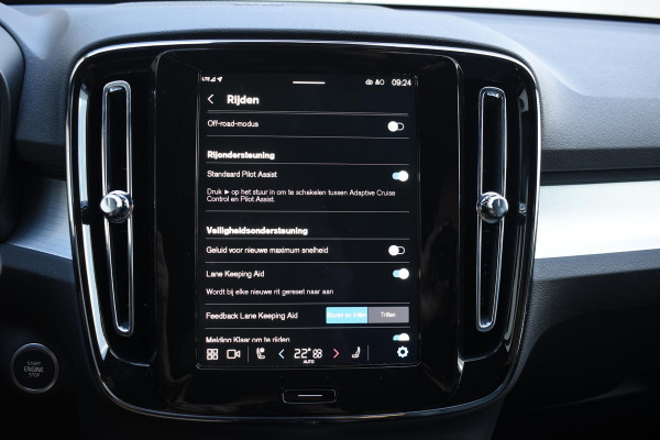 Volvo XC40 B4 211PK Automaat Plus Dark / Navigatie / Harman Kardon / Stuur & Stoelverwarming / LM Velgen / Trekhaak