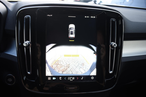 Volvo XC40 B4 211PK Automaat Plus Dark / Navigatie / Harman Kardon / Stuur & Stoelverwarming / LM Velgen / Trekhaak