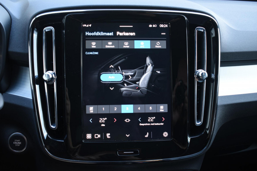 Volvo XC40 B4 211PK Automaat Plus Dark / Navigatie / Harman Kardon / Stuur & Stoelverwarming / LM Velgen / Trekhaak