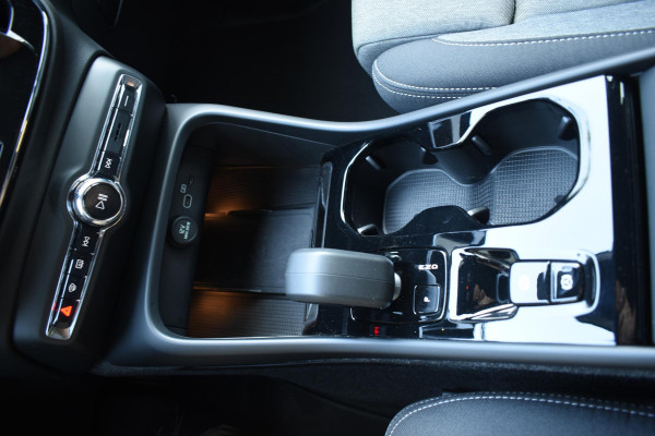 Volvo XC40 B4 211PK Automaat Plus Dark / Navigatie / Harman Kardon / Stuur & Stoelverwarming / LM Velgen / Trekhaak