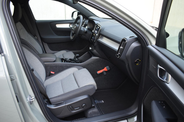 Volvo XC40 B4 211PK Automaat Plus Dark / Navigatie / Harman Kardon / Stuur & Stoelverwarming / LM Velgen / Trekhaak