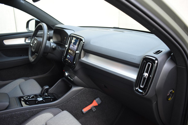 Volvo XC40 B4 211PK Automaat Plus Dark / Navigatie / Harman Kardon / Stuur & Stoelverwarming / LM Velgen / Trekhaak