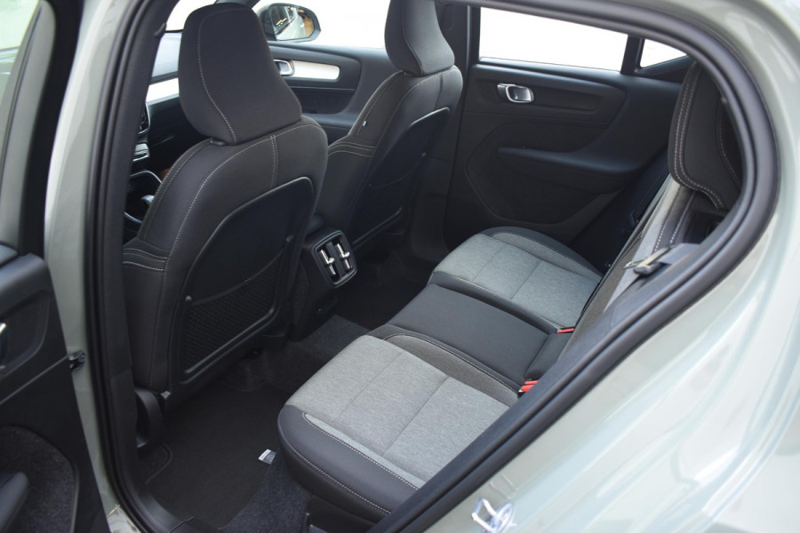 Volvo XC40 B4 211PK Automaat Plus Dark / Navigatie / Harman Kardon / Stuur & Stoelverwarming / LM Velgen / Trekhaak