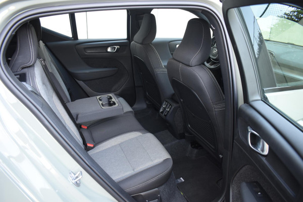 Volvo XC40 B4 211PK Automaat Plus Dark / Navigatie / Harman Kardon / Stuur & Stoelverwarming / LM Velgen / Trekhaak