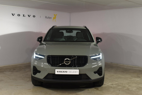 Volvo XC40 B4 211PK Automaat Plus Dark / Navigatie / Harman Kardon / Stuur & Stoelverwarming / LM Velgen / Trekhaak