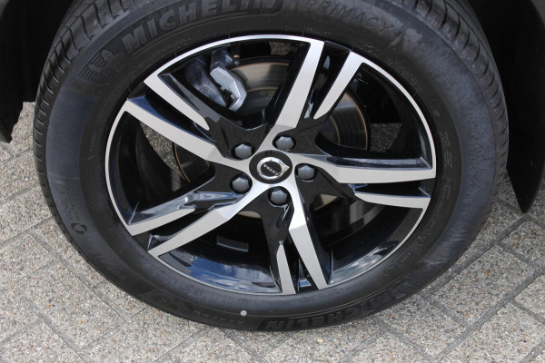 Volvo XC40 B4 211PK automaat Plus Dark Adaptieve Cruise Control / Blis / Google infotainment / Semi elektrisch wegklapbare trekhaak / Verwarmbare voorruit