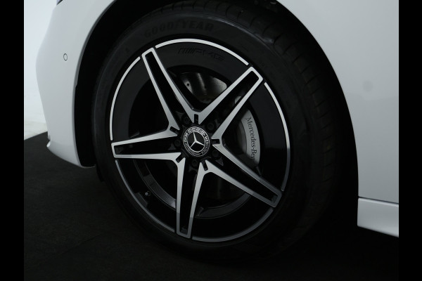 Mercedes-Benz C-Klasse Estate 300 e AMG Plug-In Hybride | AMG Line | Night Pakket | Trekhaak | Panorama Schuif-Kanteldak | Keyless-Go | Inclusief 24 maanden MB Certified garantie voor Europa.